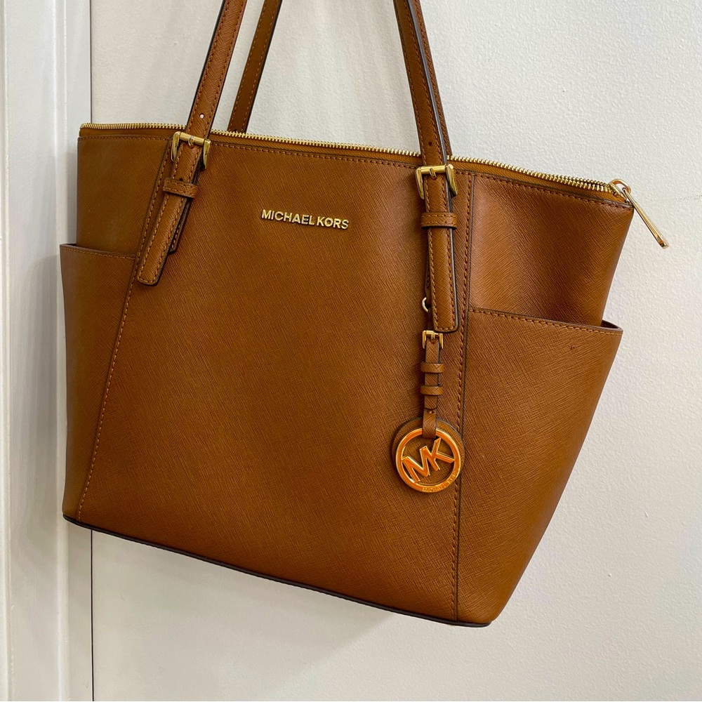 Michael Kors Jet Set East West purse in the color “luggage”, good condition!